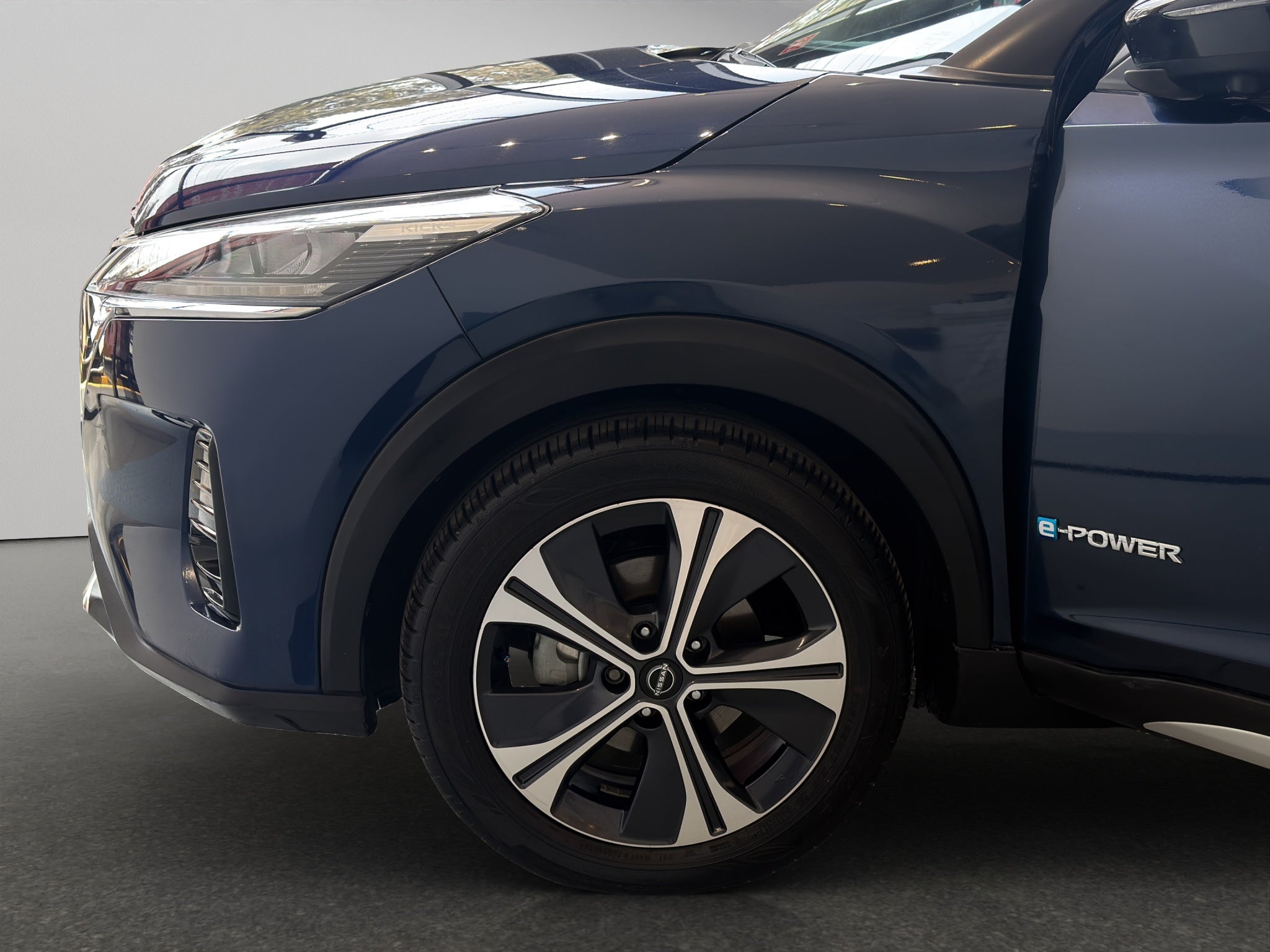 2024 Nissan Kicks VUD 5 pts. Platinum e-Power, E-REV, TA, piel, ADAS, RA-17 (línea anterior)