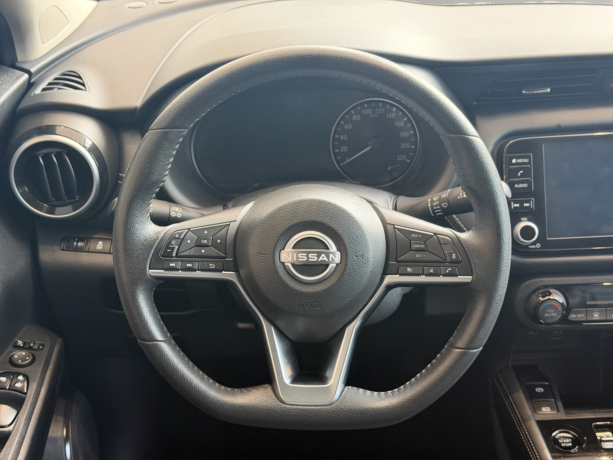 2024 Nissan Kicks VUD 5 pts. Platinum e-Power, E-REV, TA, piel, ADAS, RA-17 (línea anterior)