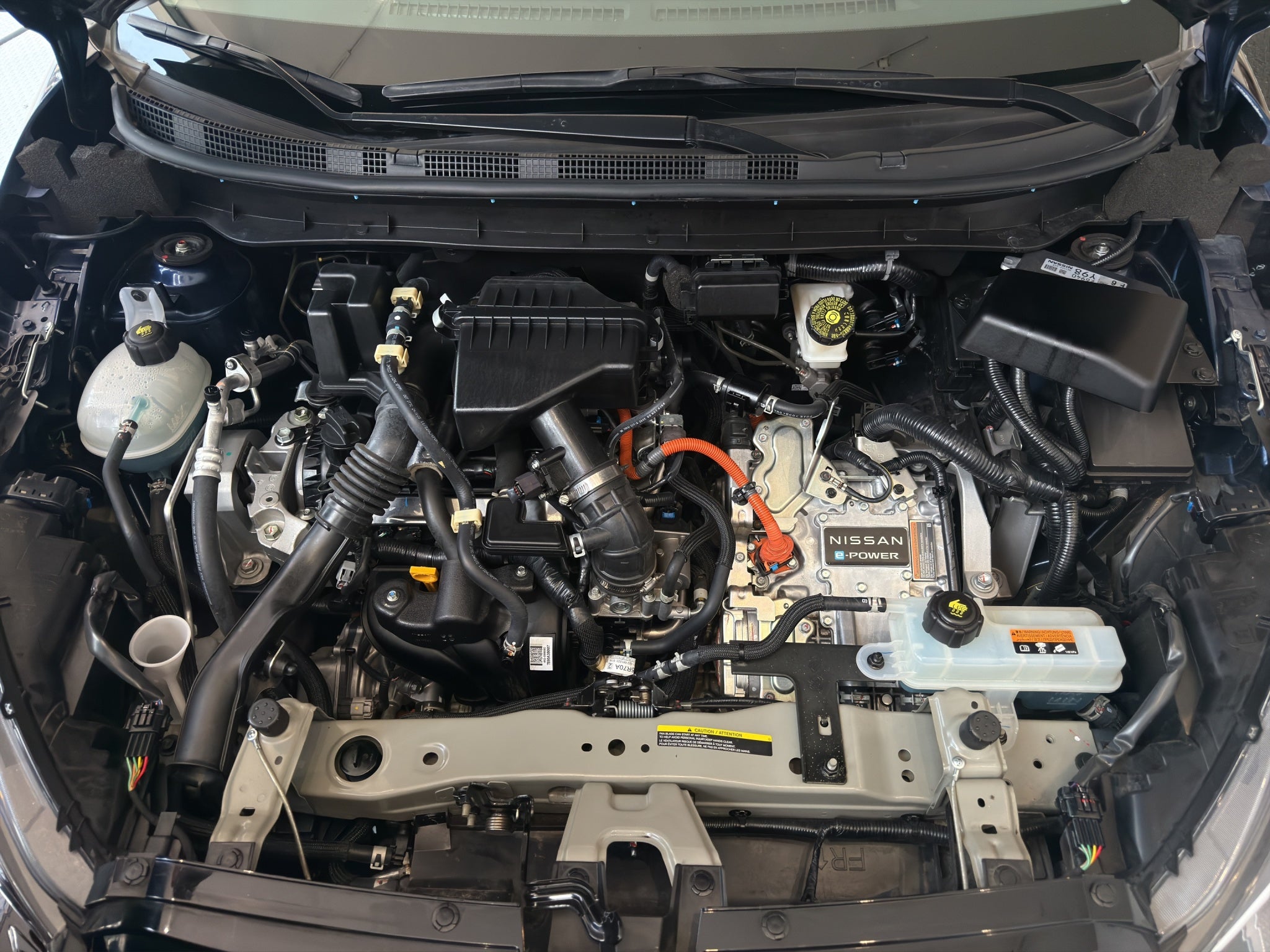 2024 Nissan Kicks VUD 5 pts. Platinum e-Power, E-REV, TA, piel, ADAS, RA-17 (línea anterior)