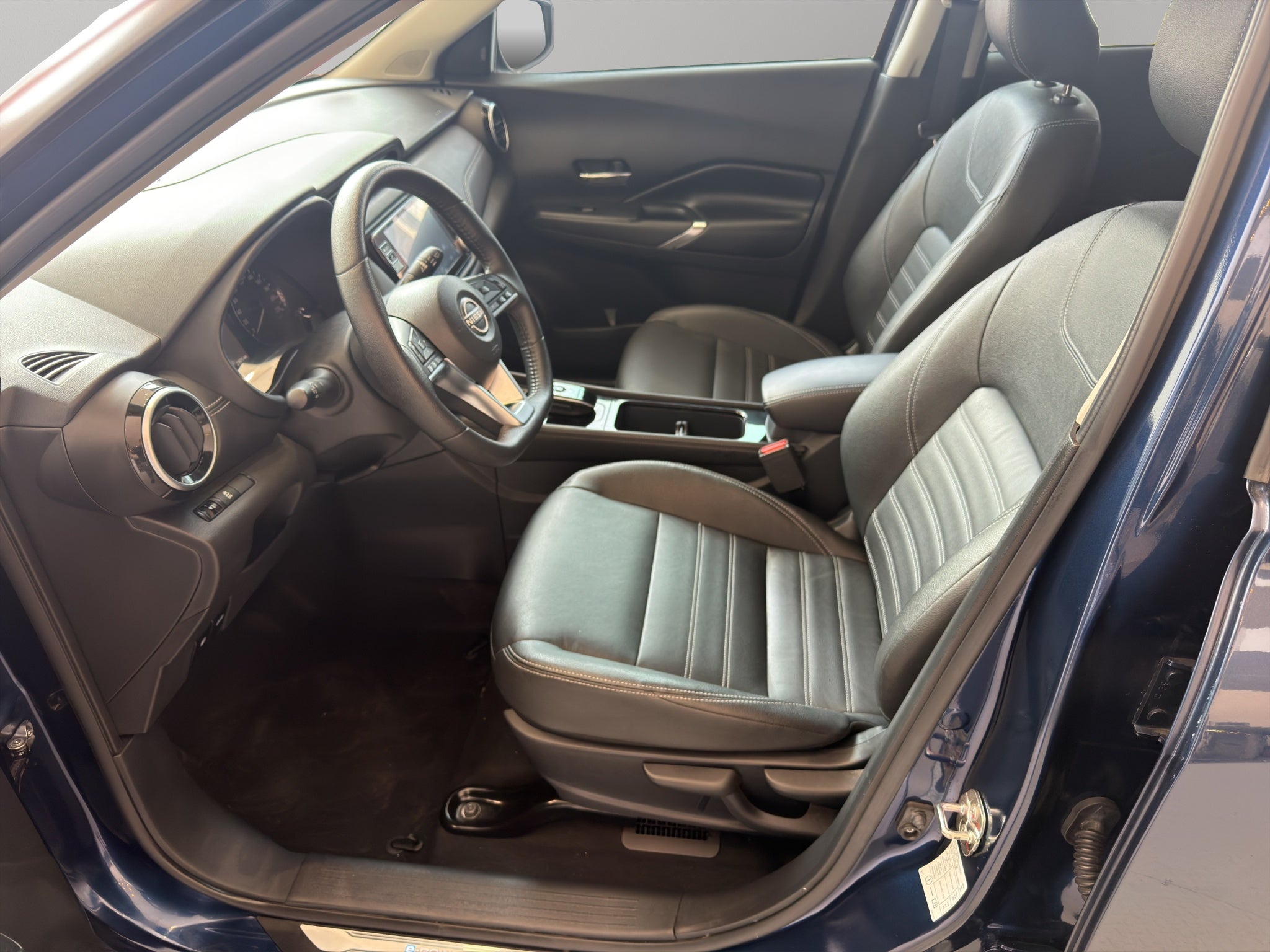 2024 Nissan Kicks VUD 5 pts. Platinum e-Power, E-REV, TA, piel, ADAS, RA-17 (línea anterior)