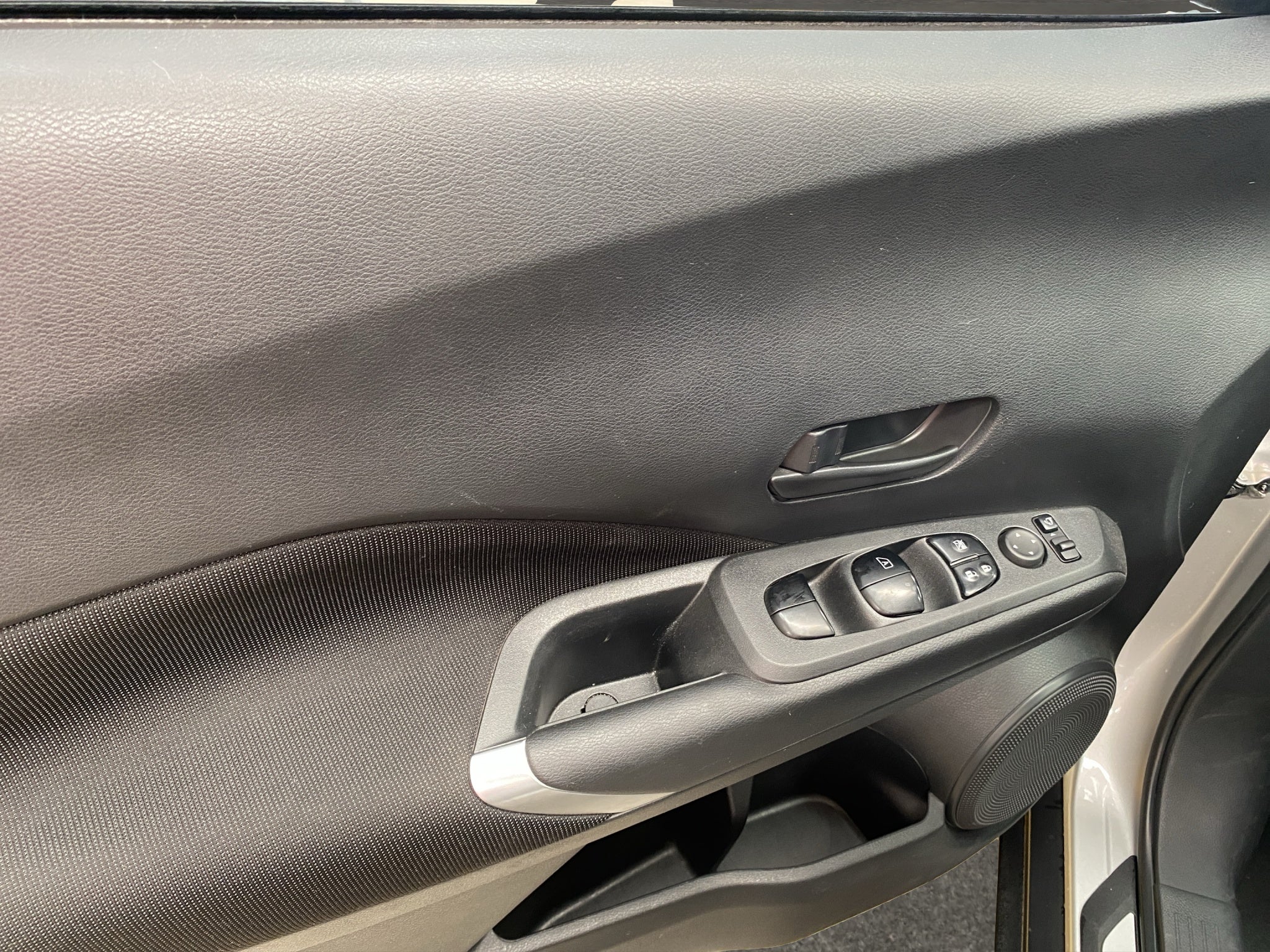 2024 Nissan Kicks VUD 5 pts. Advance e-Power, E-REV, TA, RA-17 (línea anterior)