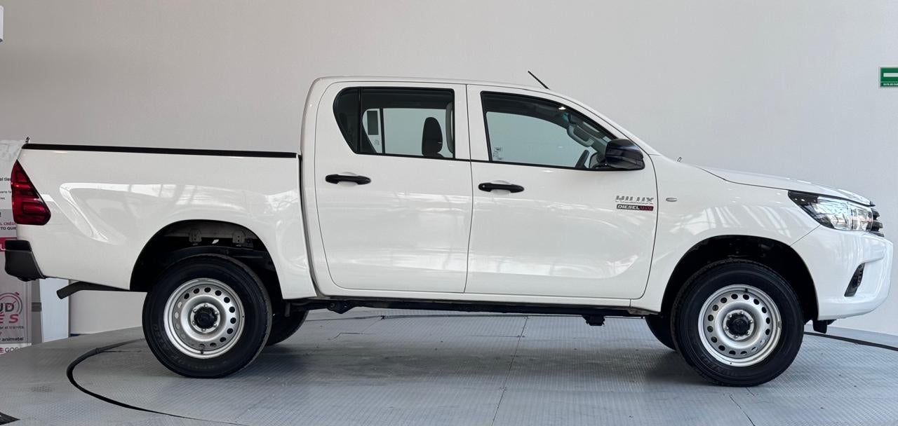 2020 Toyota Comerciales Hilux Pick-Up 4 pts. Doble Cab, TD, TM6, a/ac, RA-17, 4x4 (línea anterior)