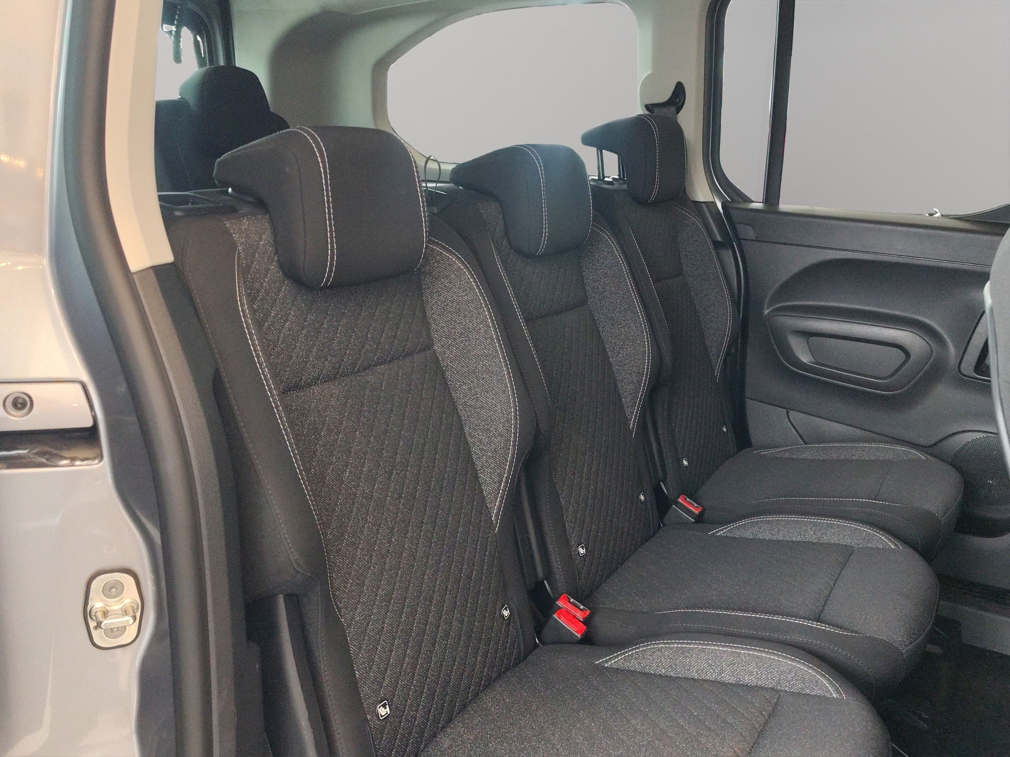 2026 Peugeot Rifter Minivan 5 pts. Allure Pack PureTech, 1.2T, TA, a/ac., 7 pas., R-16