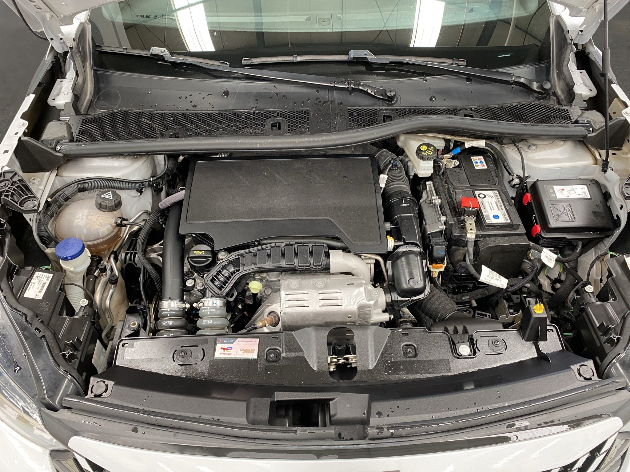 2025 Peugeot 2008 VUD 5 pts. Allure, 1.2T, TA, pantalla touch 10