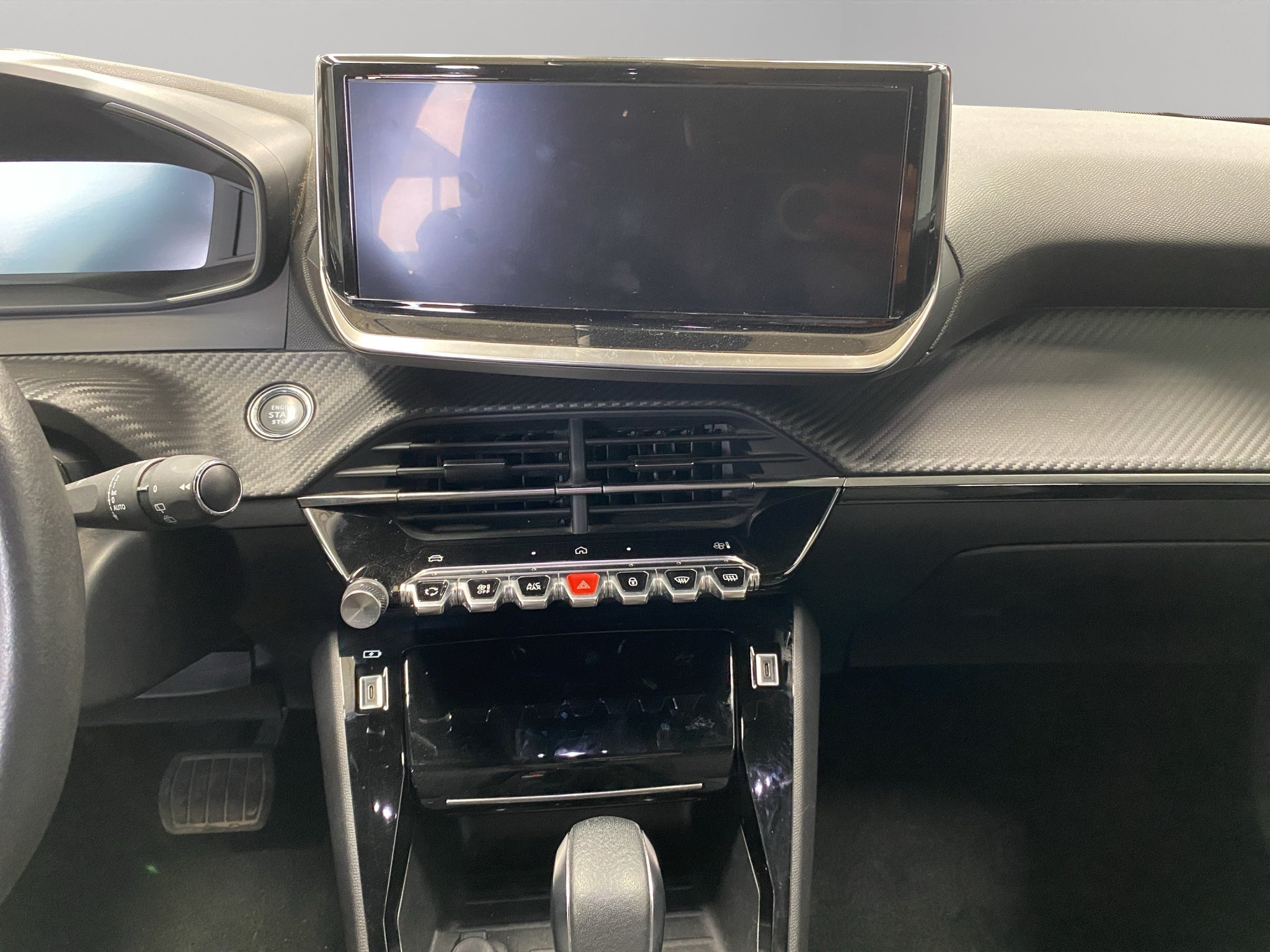 2025 Peugeot 2008 VUD 5 pts. Allure, 1.2T, TA, pantalla touch 10