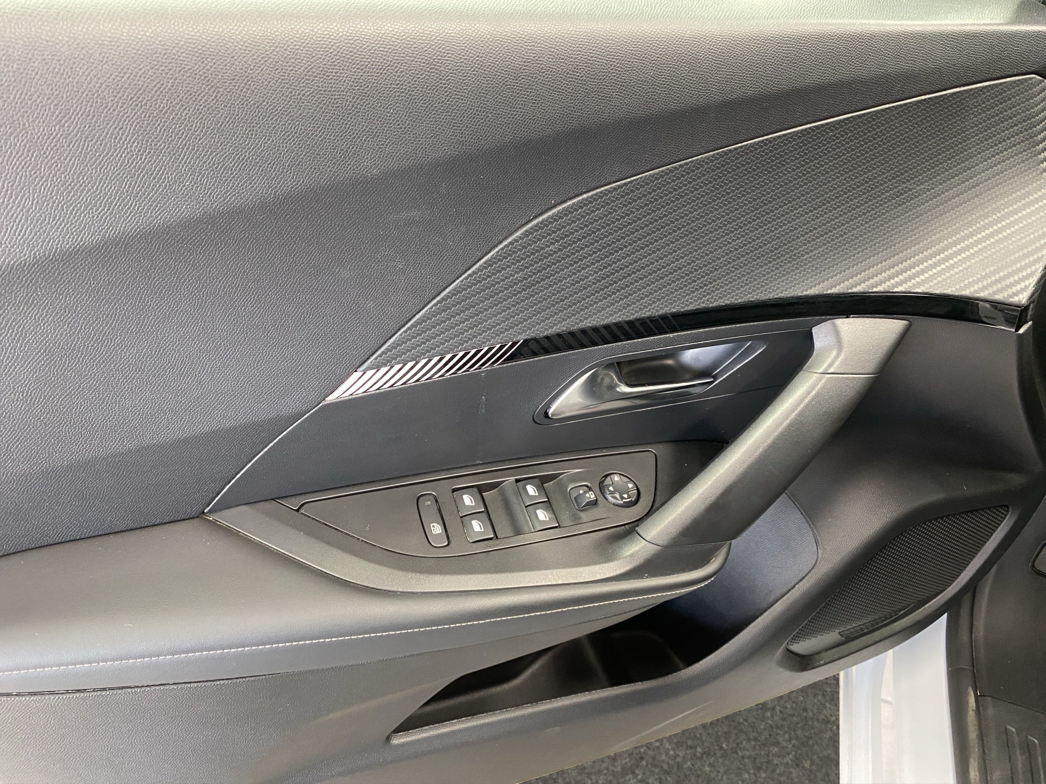 2025 Peugeot 2008 VUD 5 pts. Allure, 1.2T, TA, pantalla touch 10