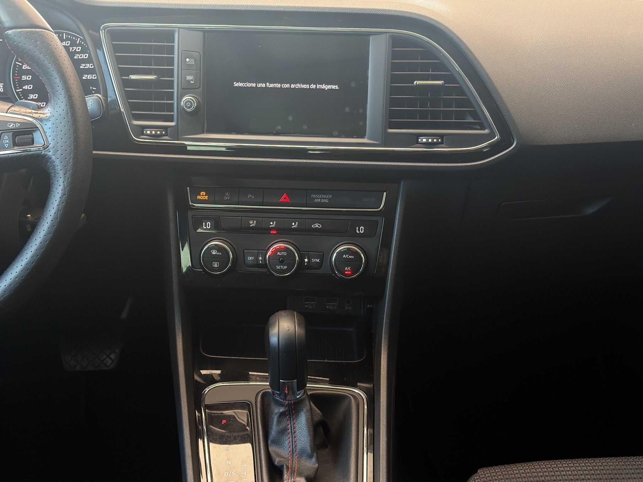 2018 Seat León 3 pts. FR, 180 HP, 1.8T, DSG, climatronic, tela/piel, QC, f. led, RA-18