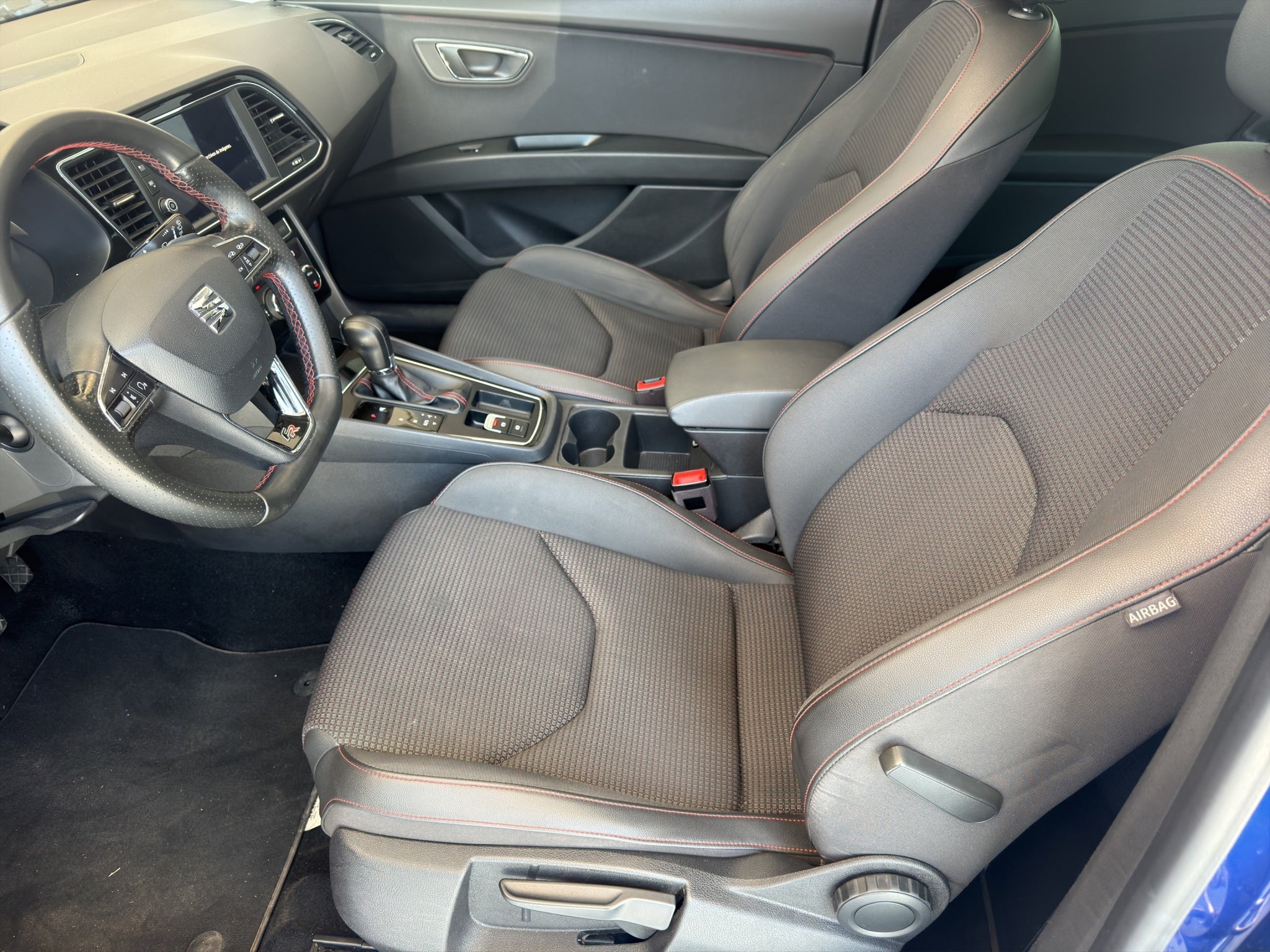 2018 Seat León 3 pts. FR, 180 HP, 1.8T, DSG, climatronic, tela/piel, QC, f. led, RA-18