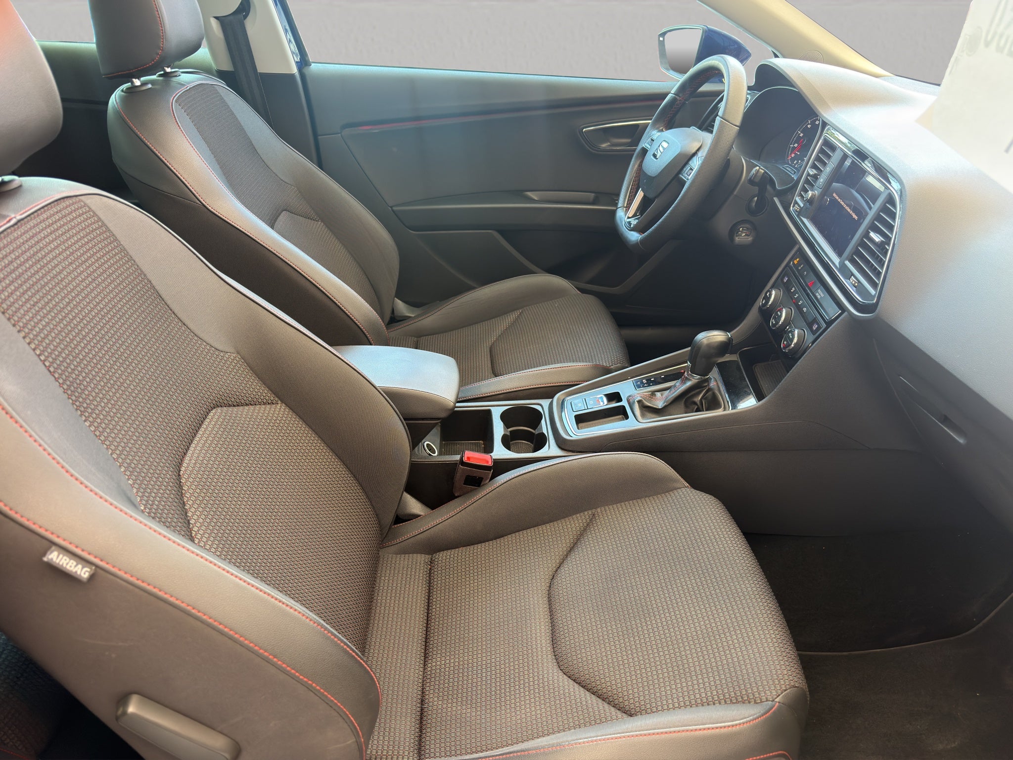 2018 Seat León 3 pts. FR, 180 HP, 1.8T, DSG, climatronic, tela/piel, QC, f. led, RA-18